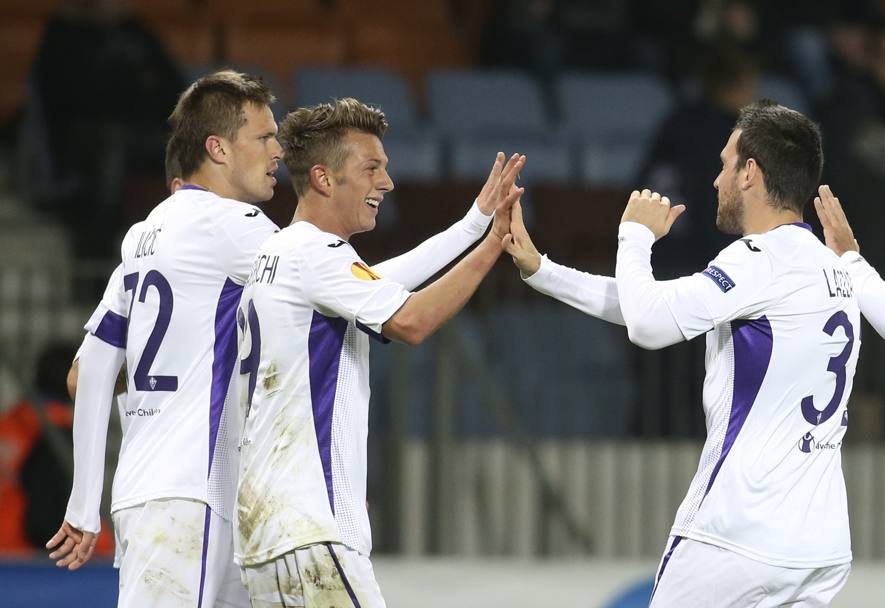 I compagni si congratulano con Bernardeschi: dopo la rete contro il Guingamp, quella con la Dinamo Minsk  la sua seconda marcatura in Europa. Reuters